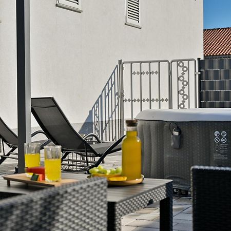 Luxury Apartment With Garden Jacuzzi And Wellness Trogir Exteriér fotografie