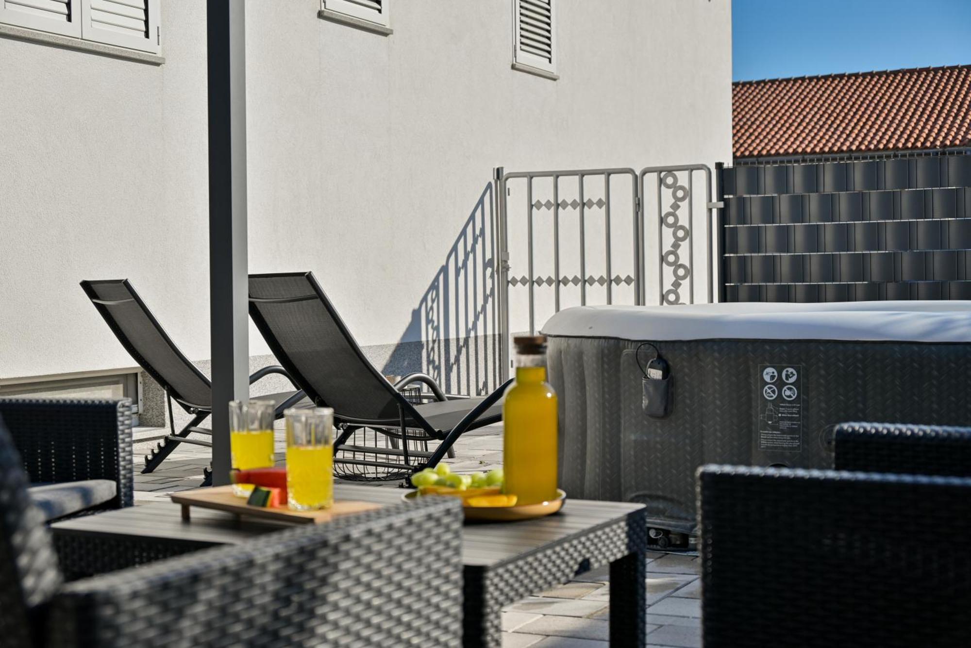 Luxury Apartment With Garden Jacuzzi And Wellness Trogir Exteriér fotografie