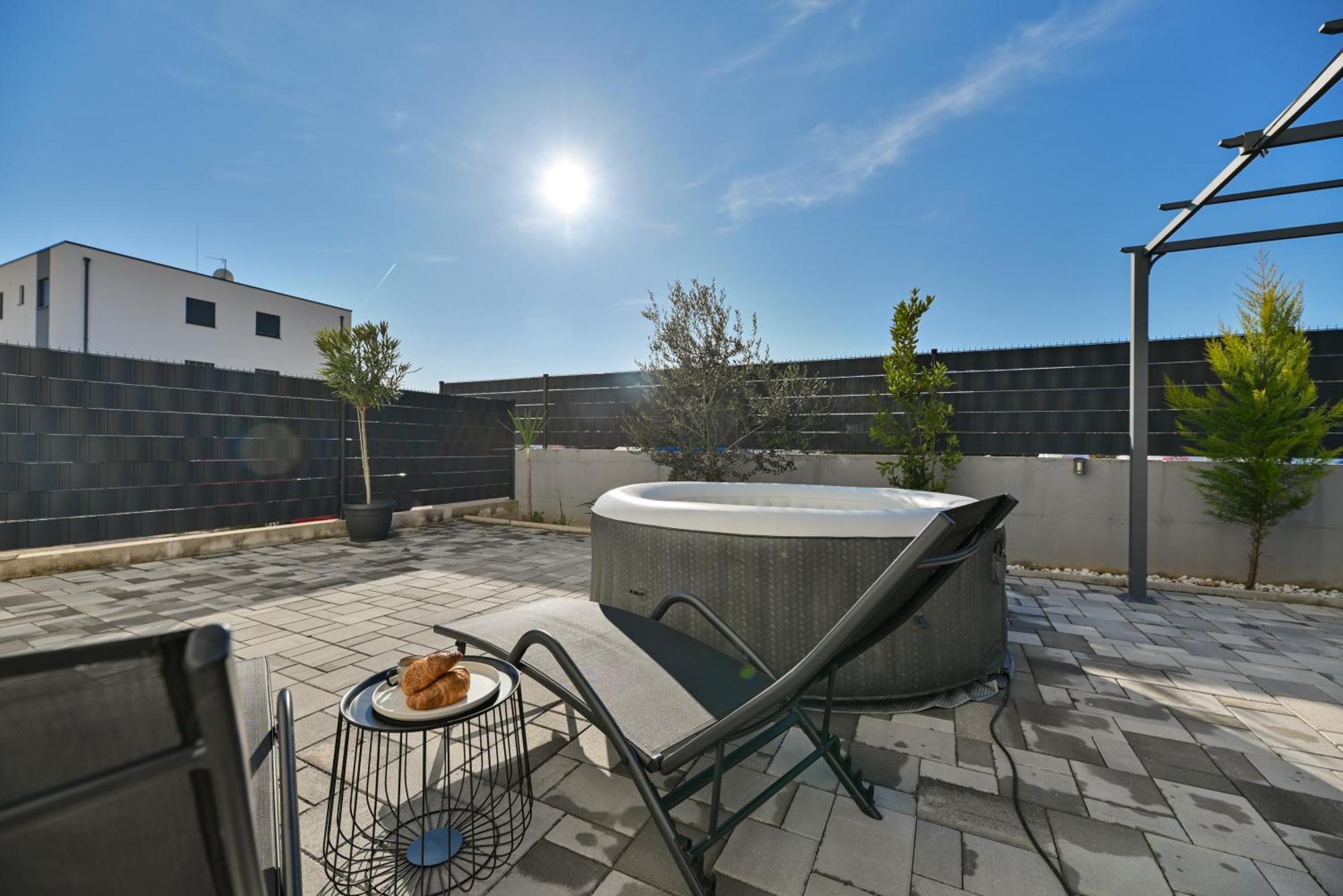 Luxury Apartment With Garden Jacuzzi And Wellness Trogir Exteriér fotografie