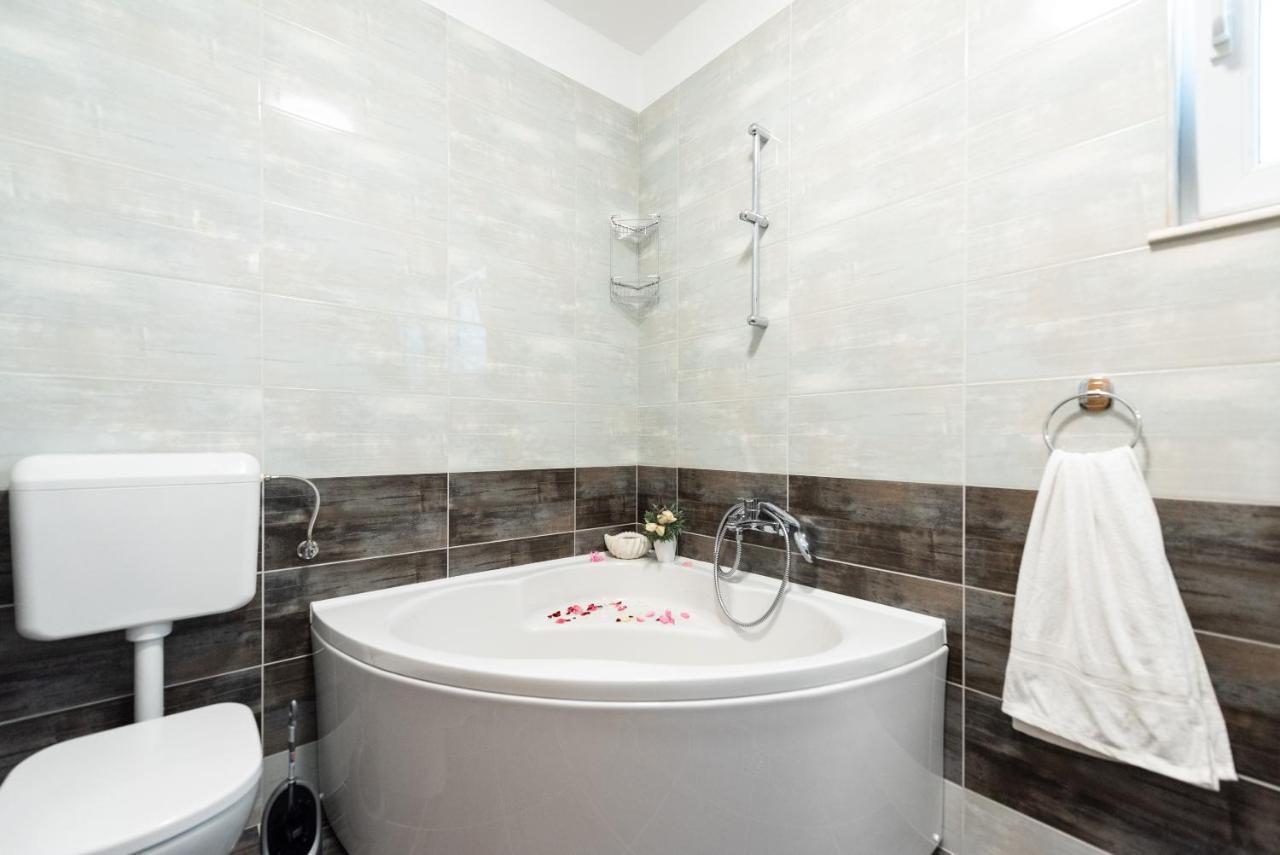 Luxury Apartment With Garden Jacuzzi And Wellness Trogir Exteriér fotografie